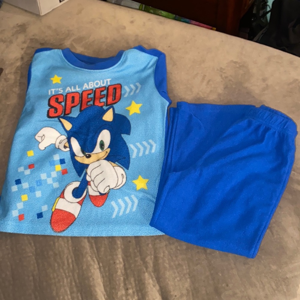 Sonic pajamas size 4/5